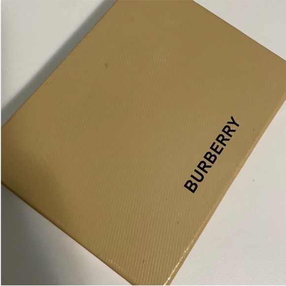 Burberry beauty gift charms set - Picture 10 of 10